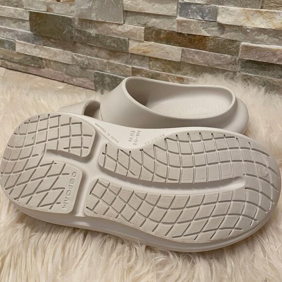 OOFOS OOahh Slide Sandals | Women’s 8, Men’s 6, OOfoam Comfort Chalk White - Picture 11 of 13